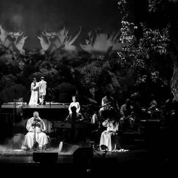 Damian Drăghici a magnetizat sala sold-out a Operei Române cu lansarea albumului introspectiv „Meditații românești”