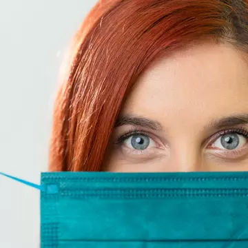 Implant dentar București pentru femei la Complet Dental