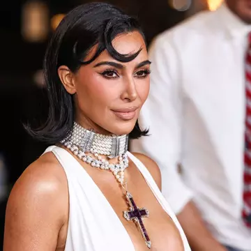 Kim Kardashian, catalogată drept „vulgară”, după ce a apărut purtând crucea Prințesei Diana la Gala LACMA Art+Film 2024