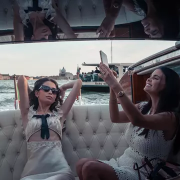 Anca Serea s-a clonat! Fata cea mare îi seamănă izbitor. Sarah are toate atuurile pentru o carieră în modelling. Ce schimbare de look și-a făcut adolescenta de 17 ani