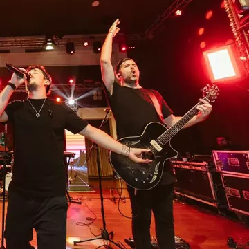 Andrei Leonte și Alex Luft, despre provocările unui band de evenimente: „Abia asta a fost partea cea mai grea!”. Cum a apărut Overnite Band / Exclusiv