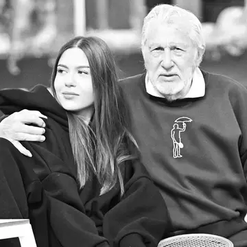 Cât costă hainele create de Alessia Năstase, fiica de 21 de ani a lui Ilie Năstase. Colecția reprezintă un tribut pentru tenismen: „Este o declarație de dragoste, respect și admirație”
