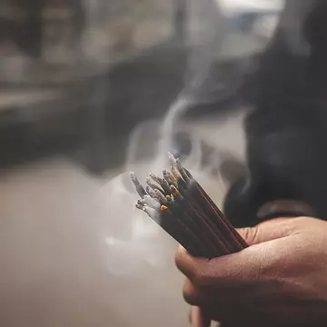 Cum să folosești bețișoarele de tămâie în feng shui pentru echilibru energetic