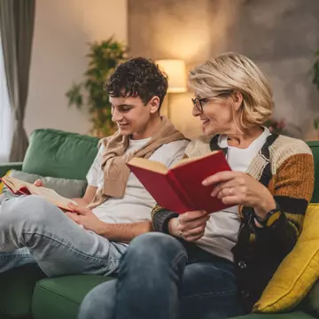 Cum să te pregătești emoțional pentru momentul în care copilul tău pleacă la facultate