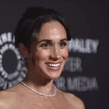 Meghan Markle, apariție solo fermecătoare la gala The Paley Honors Award, pentru a-l sprijini pe Tyler Perry, nașul fiicei sale și a Prințului Harry, Lilibet