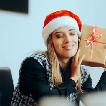 Sondaj eJobs și Up România: 76% dintre angajatori vor acorda beneficii de Crăciun angajaților. Cei mai mulți vor primi prime în bani, petrecere de final de an cu echipa și tichete cadou