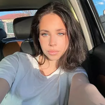 Violeta Bănică, fotografiată în timp ce se săruta pasional cu iubitul ei. Reacția mamei sale, Andreea Marin, când a văzut imaginea