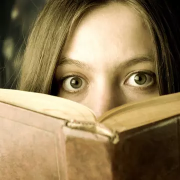 Autorii de thriller care redefinesc genul: 3 nume de urmărit