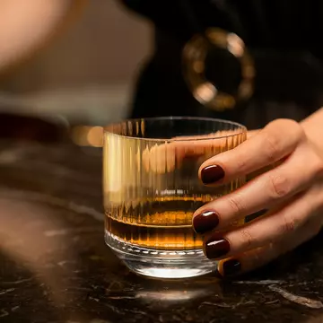 Bourbon - alegerea clasică a femeilor sofisticate! Iată cum poți savura această băutură rafinată
