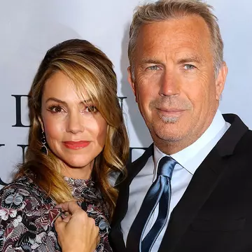 Christine Baumgartner, fosta soție a lui Kevin Costner, s-a logodit cu iubitul ei. "Toată lumea vrea să știe când și unde va fi nunta!"