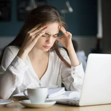 Cum să recunoști simptomele dezechilibrelor hormonale și când să consulți un specialist