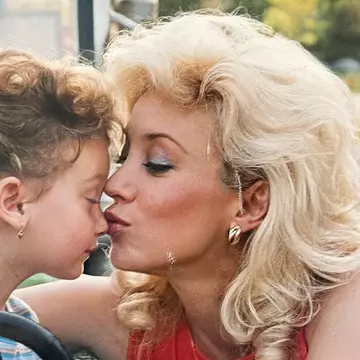 Lucia Bubulac, prima soție a lui Cătălin Crișan, a împlinit 61 de ani. Urarea emoționantă pe care Daria, fiica lor, i-a făcut-o pe Instagram: „Ești supereroul meu”