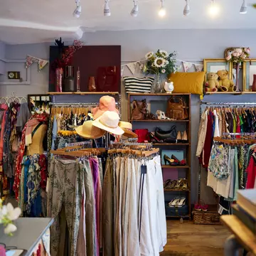 Cum să dezinfectezi hainele de la second hand