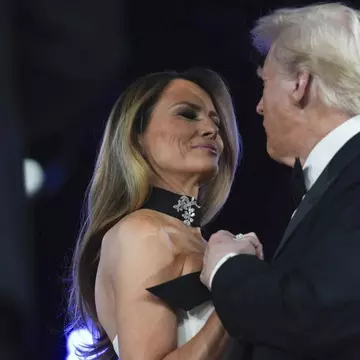 Melania Trump, ținută îndrăzneață la balul de învestire al soțului ei, Donald Trump. Cum au apărut copiii președintelui american
