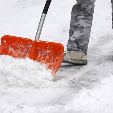 Cine trebuie să cureţe zăpada şi gheaţa de pe trotuar