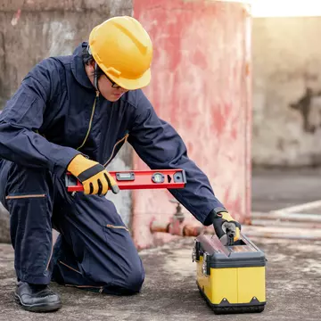 Jachete de protecție pentru munca în condiții extreme: ce trebuie să știi?