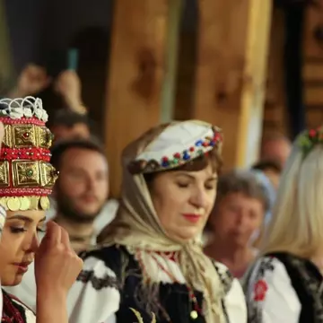 Andreea Popescu, imagini spectaculoase de la nunta cu Rareș Cojoc: „Vă arăt cum a fost”. Mirii, îmbrăcați în costume tradiționale; atmosfera, întreținută de Loredana, Delia și Holograf