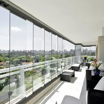 Balcon închis cu geamuri culisante: Varianta inteligentă pentru un spațiu confortabil