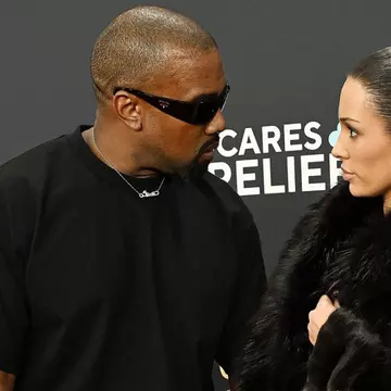 Ce i-a spus Kanye West soției sale, Bianca Censori, la Premiile Grammy: „Faci o scenă”.  Dezvăluirile făcute de un cititor pe buze