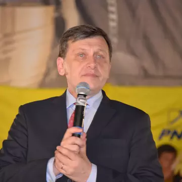 Ce avere are Crin Antonescu. Candidatul coaliției PSD-PNL-UDMR nu are venituri declarate în ultimele luni