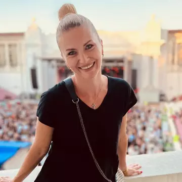 Elwira Petre, imagini rare din adolescența ei. "Mi-am descoperit jurnalul și am realizat cât de vulnerabila și naivă eram!" Cum arăta acum 30 de ani