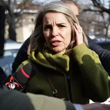 Semnul făcut de Cristela Georgescu la protestele pentru Călin Georgescu. Elena Udrea l-a folosit și ea în trecut