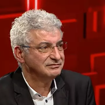 Scene emoționante la mormântul lui Silviu Prigoană, la un an de la moartea sa. Cine a mers să-i aprindă o lumânare regretatului afacerist