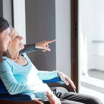 Servicii de îngrijire bătrâni la SeniorHelp: Soluții complete pentru confortul și siguranța seniorilor