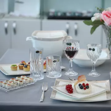 Eleganță și rafinament la fiecare masă cu un set de farfurii pentru 12 persoane