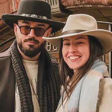 Victor Dorobanțu, Thing din serialul Netflix „Wednesday”, și-a cerut iubita de soție: „V-o prezint pe logodnica mea”
