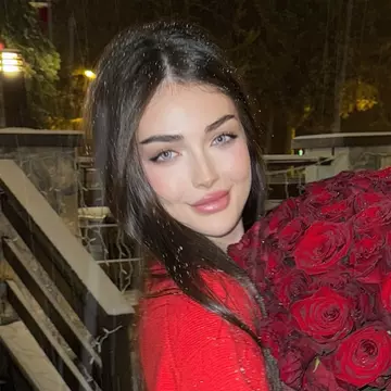 Andreea Bostănică și iubitul, fotografiați în ipostaze tandre. Cine este milionarul care o răsfață pe „regina TikTok-ului” cu mii de trandafiri