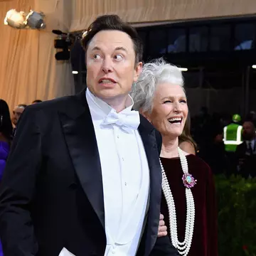 Cum a reacționat Maye Musk, mama lui Elon Musk, după ce o româncă a întrebat-o: „Cum te simți știind că fiul tău este cel mai mare ratat de pe planetă?”