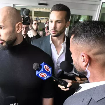 Frații Tate, amenințări la adresa României: „Vor plăti”. Andrew și Tristan Tate se declară nevinovați