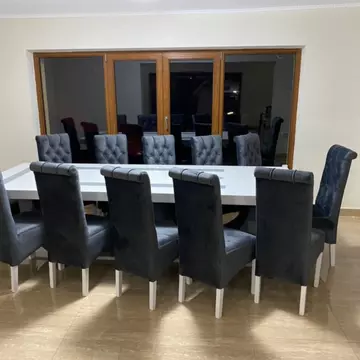 Intră pe Mobilux-Home.ro și alege masa cu scaune tapițate pentru living