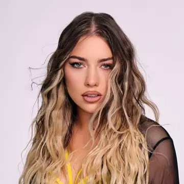 Jo, în ipostaze tandre cu un concurent de la „Te cunosc de undeva”, în văzul tuturor. Imagini cu cei doi