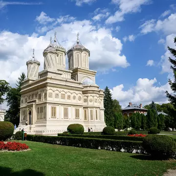 Reguli de purtare când mergi la mănăstire