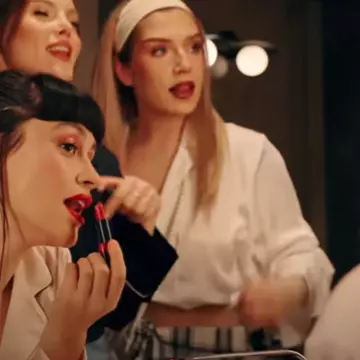 Oxygen semnează campania Avon Ultra, un manifest al culorii și al puterii feminine