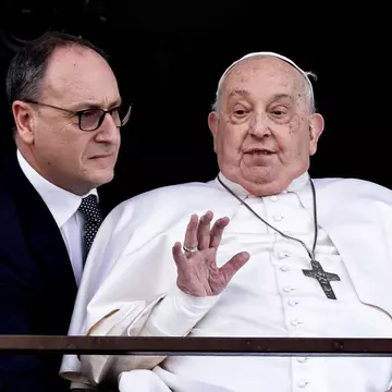 Papa Francisc a fost externat, după cinci săptămâni de spitalizare. Primele imagini cu Suveranul Pontif