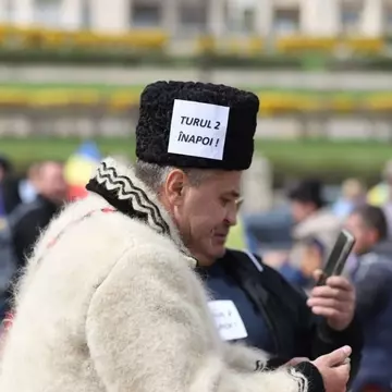 Susținătorii lui Călin Georgescu s-au adunat în Piața Constituției pentru ziua lui de naștere. Imagini de la proteste