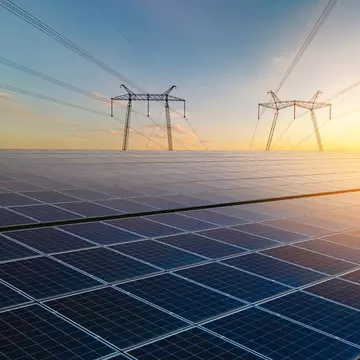 Implementarea de sisteme fotovoltaice pentru energie verde gratuită