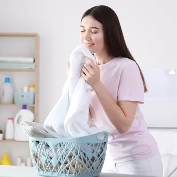 4 lucruri pe care le facem greșit atunci când spălăm rufele și cum să le reparăm