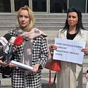 Adriana Bahmuțeanu și Oana Ioniță protestează pentru drepturile mamei în fața Tribunalului București: „E un război interminabil, de aceea solicit ca această lege să se pună în aplicare”