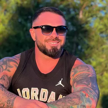 Alin Chirilă, dat în urmărire de Poliția Română. Fostul campion european la MMA a fost condamnat la închisoare după ce a răpit o persoană