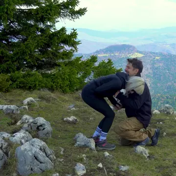 Andrei Leonte, primul câștigător X Factor România s-a logodit cu Laura Popa: „Ne căsătorim!”. Inelul superb ales de artist pentru iubita lui