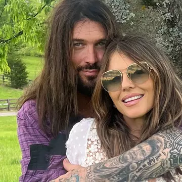 Elizabeth Hurley și Billy Ray Cyrus, cel mai nou cuplu din showbiz. Cei doi s-ar pregăti de nuntă