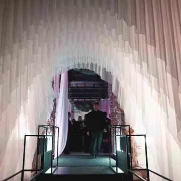 După trei zile de show-uri caracterizate de stil și eleganță, Mercedes-Benz Bucharest Fashion Week se închide cu o petrecere surprinzătoare organizată de IQOS