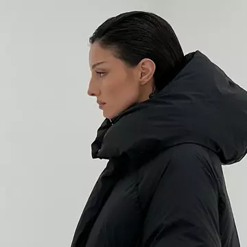 Lucy Markovic, faimoasă pentru colaborările cu Armani și Versace și fostă finalistă „Next Top Model”, a murit la 27 de ani. Ce se știe despre cauza decesului