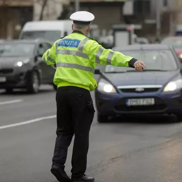 Noi amenzi pentru șoferi. Cât bani pot ajunge să plătească conducătorii auto care uită să semnalizeze
