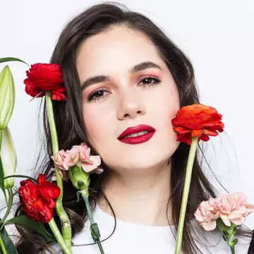Raluca Radu, semifinalistă la Vocea României, a lansat oficial prima sa piesă, „ALAI”. Povestea piesei pornește de la o tradiție rară din Maramureș