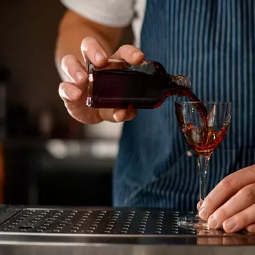 Top 5 băuturi care arată perfect în sticluțe mici de alcool